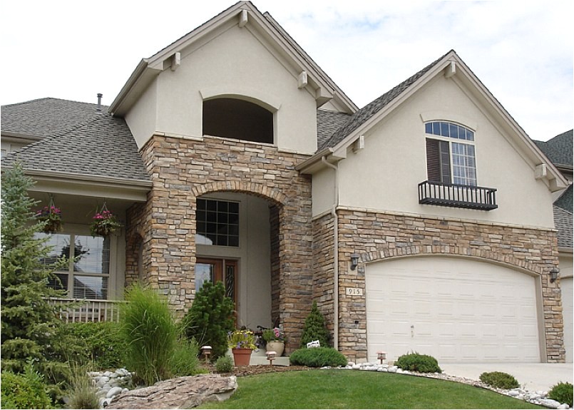 decorate the exteriors of your house using stone veneer