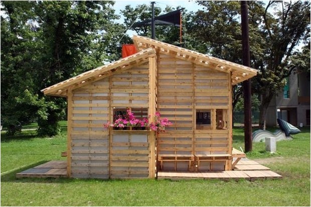 shelter houses made easy with wood pallet